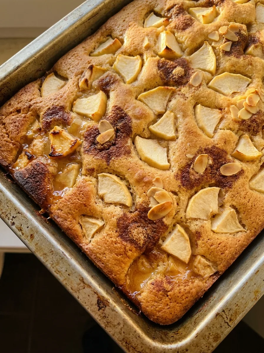 Illustrativer goldbrauner Apfel-Zimt-Kuchen vom Blech