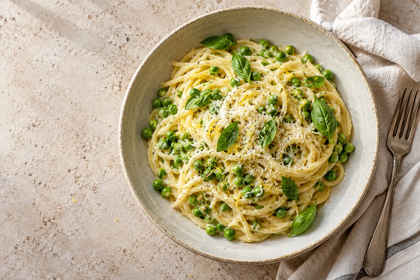 Illustration einer Zitronen-Pasta mit Erbsen, Basilikum und geriebenem Hartkäse in einer Keramikschale